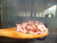 Feijão com bacon e calabresa