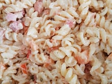 Salada de macarrão com bacon