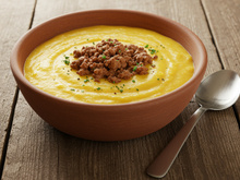 Sopa de fubá com carne moída é o melhor jantar para as noites frias, sempre que faço não sobra nada na panela!