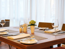 4 dicas práticas para arrumar uma mesa de jantar simples