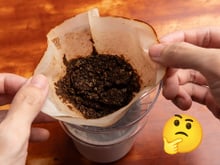 Pode descartar borra de café na pia da cozinha ou é melhor jogar no lixo? A resposta é surpreendente