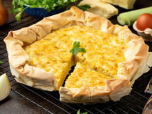 Descobri uma receita nova de torta salgada: como preparar uma flamiche, prato tradicional francês que lembra uma quiche e é mais fácil de fazer do que parece
