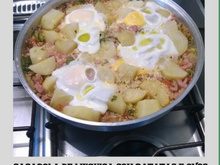 Caçarola de linguiça com batata e ovos