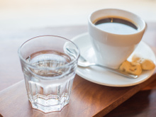 Por que recebemos um copo de água quando pedimos um café?