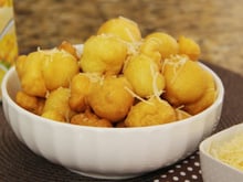 Bolinho de chuva ao parmesão