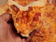 Agora só requento a pizza do delivery assim: fica parecendo que acabou de sair do forno, crocante e deliciosa!