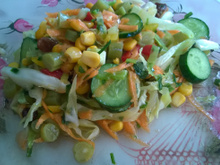 Salada deliciosa temperada com mel, suco de limão e azeite