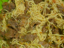 Espaguete com carne guisada à portuguesa