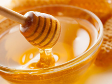 Mel falsificado é comum no Brasil, mas existe um teste caseiro simples para identificar se o produto é puro!