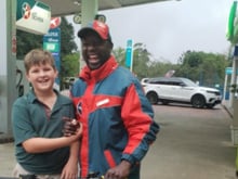 Aos 10 anos, menino desiste da viagem em família e usa os R$600 que juntou no cofrinho para dar uma bicicleta de presente ao seu amigo frentista: “Fiquei realmente comovido com esse gesto tão gentil”