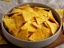 Petisco liberado para todo mundo: nachos de milho sem glúten e sem fritura para o seu final de semana