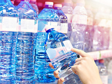 A data de validade da água engarrafada não tem nada a ver com a água