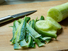 Nunca jogue fora a casca do pepino: ela tem uma função que poucas pessoas conhecem