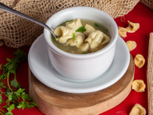 Você conhece o brodo? Descubra como fazer esse caldo diferente e perfeito para servir com massas!