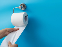 Jogar papel higiênico no vaso sanitário ou na lixeira: descubra qual é a forma correta de descarte após o uso