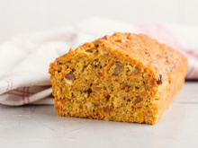 Bolo de cenoura com frutas