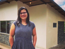 Uma mulher investiu todas as suas economias em um terreno baldio. Nove anos depois, um grupo de voluntários construiu uma casa para ela usando 850 blocos de plástico reciclado.