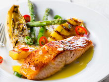 Salmão Grelhado com Legumes e Abacaxi Grelhado