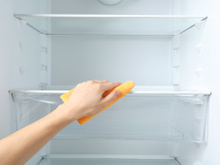 Geladeira com cheiro de peixe? Veja como limpar o aparelho do jeito certo com produtos que você já tem em casa!