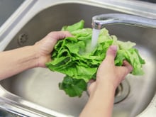Higienizar legumes e verduras antes de armazenar faz com que eles estraguem mais rápido?
