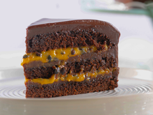 Bolo de chocolate com recheio de mousse de maracujá