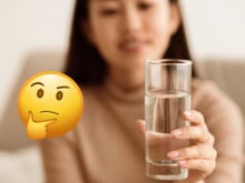 É melhor beber água morna ou gelada? Veja o que a ciência fala sobre o assunto