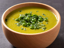 Eu aposto que você nunca fez uma sopa de ervilha simples e rápida tão gostosa quanto essa