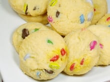 Biscoito de maisena com leite condensado colorido que derrete na boca