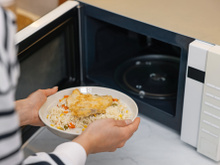 Seu prato fica mais quente que a comida no micro-ondas? É isso que você precisa fazer para esquentar os alimentos do jeito certo