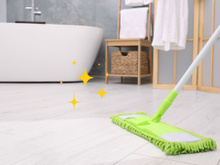 Nem bicarbonato de sódio, nem sabão em pó: essa é a misturinha caseira que vai deixar seu piso como se fosse novo