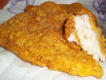 Filé de peixe empanado com farinha de trigo e fubá fica CROCANTE e MUITO gostoso! Aprenda os truques para ficar perfeito
