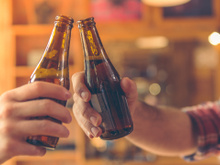 Garrafas de plástico não são as mais contaminadas com microplásticos; perigo é maior nas garrafas de vidro, aponta estudo