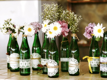 Aprenda a reutilizar garrafas de vidro na decoração