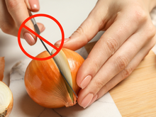 Sem faca e sem máquinas: esse é o melhor jeito de cortar cebolas