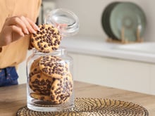 Seus biscoitos ficam murchos rapidamente? O TudoGostoso explica onde você deve guardá-los