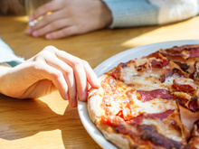 Como fazer uma pizza caseira sem forno nem micro-ondas e com apenas quatro ingredientes