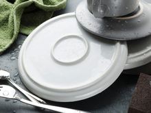 Calha úmida: conheça a forma mais chique e elegante de organizar seus pratos e talheres no escorredor