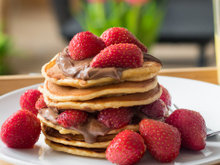 Panqueca dos sonhos tem receita de massa leve e um recheio irresistível de morangos com creme de avelã