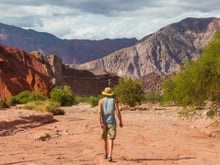Eles estão juntos há 50 anos, mas moram em montanhas separadas e ele precisa caminhar até uma altitude de 3.500 metros para vê-la todas as manhãs