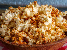 Nem sal, nem manteiga: 5 ingredientes que você pode colocar na pipoca e deixar ainda mais saborosa
