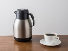 Essa garrafa térmica mantém café quente por horas e já conquistou mais de 15 mil avaliações