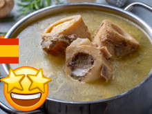 "Proteína sem calorias": aprendi a tradicional receita de caldo de ossos com a avó espanhola da minha amiga; é simplesmente um jantar perfeito!