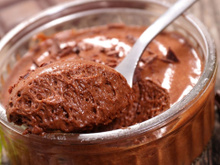 Nem creme de leite, nem leite condensado: como fazer uma legítima mousse de chocolate francesa