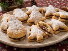 Biscoito de Natal com massa folhada que já sai recheado do forno e só precisa de 3 ingredientes