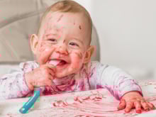 O truque que uso para tirar as manchas mais difíceis das roupinhas do bebê sem produtos químicos