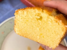 Bolo de laranja úmido e fofinho da vovó feito no liquidificador com a fruta inteira