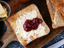 Glicemia: adeus manteiga e geleia, veja o que passar no pão após os 50 anos