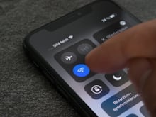 Pouca gente sabe, mas manter o Wi-Fi do celular desligado ao sair de casa é essencial: passos para melhorar a segurança do seu smartphone