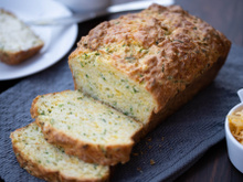 O ingrediente incomum que uso na minha receita de pão de abobrinha que eleva o nível do prato