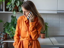 A felicidade parece distante? Você pode estar na idade em que atingimos o auge da tristeza